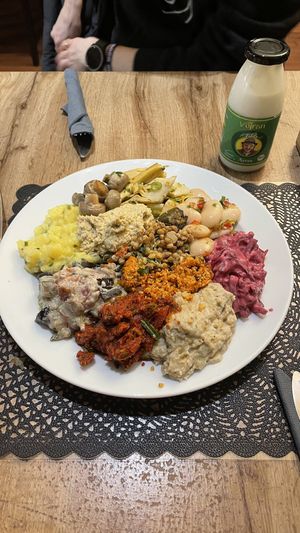Vorspeisenteller groß; veganer Ayran  at Erbils in Munich