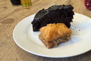 Schokokuchen und Baklava  at Erbils in Munich