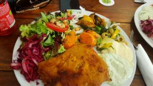 Schnitzel Plate at Erbils in Munich