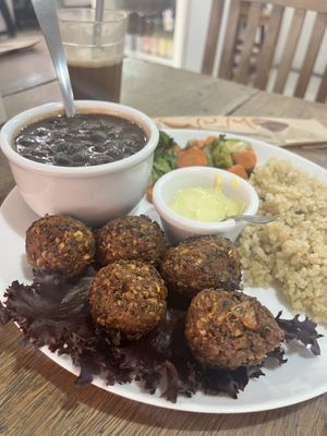 Bolinhos de falafel com milho  at Grao Alimentos Saudaveis in Armacao Dos Buzios