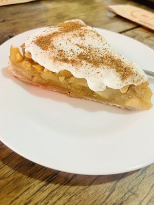 Torta de maçã com chantilly de leite de côco  at Grao Alimentos Saudaveis in Armacao Dos Buzios