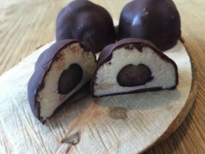 Bluberry cheesecake bites (raw, vegan) at Vers Rotterdam in Rotterdam