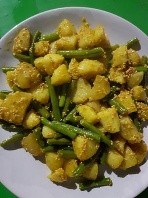 potato and beans with sesam at Vegan and Raw in Varanasi