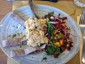 hummus with vegetables and focaccia at Casamadie in Cesena