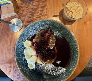 Pancakes vegani con frutti di bosco e iced latte con latte di avena  at Casamadie in Cesena