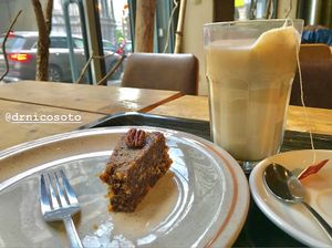 Sweet cake & Chai Latte at Moonfood  in Brussels