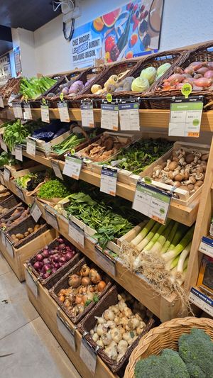 Fresh fruit and veg at Scarabee Biocoop - Vasselot in Rennes