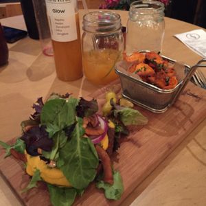 hamburguesa vegan con delicioso queso de cashew y 'tocino' de coco, cubierta con lechuga (sustituyendo el pan) y acompañada por chips de camote at Alma Verde - Madero in Tijuana