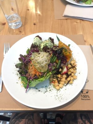 Plato de garbanzos, falafel, ensalada y calabaza al horno. at Integral Figueres in Figueres
