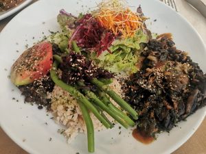 Plato combinado con pizza at Integral Figueres in Figueres