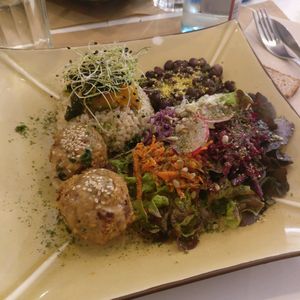 albóndigas con arroz, judías, ensalada at Integral Figueres in Figueres