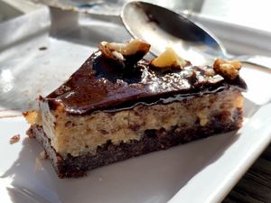 Bara lite kvar av rawfood-snickerskakan (glömde fota...) 😄 at Happy M Kitchen in Gothenburg