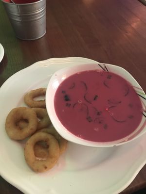 Šaltibarščiai with onion rings at GYVAS baras in Vilnius