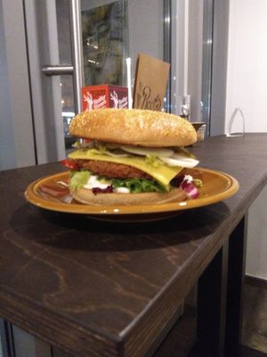 Vegan Cheeseburger at Roots in Dresden