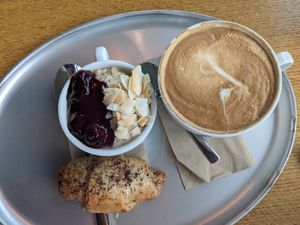 High five porridge, schoggigipeli und Kaffee mit Soja-Mandelmilch at Tibits - Bahnhof in Bern