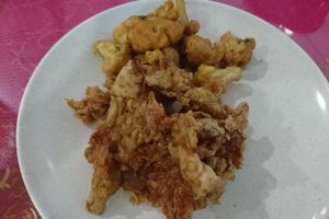 Deep fried mushrooms & cauliflowers (vegan) - from 'mixed rice' section at Lau Di Fong Vegetarian in Penampang