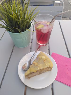 L'"entremet" pomme noisette caramel et le thé glacé at Les Demoiselles de Montpellier in Montpellier