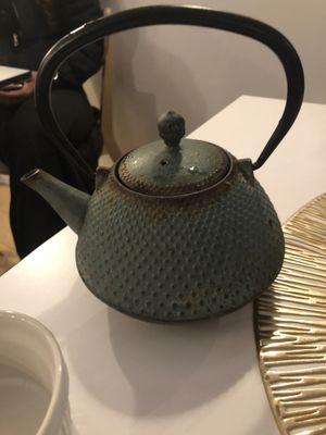 Thé blanc aux pétales de fleurs at Les Demoiselles de Montpellier in Montpellier