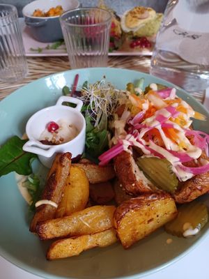 Plato combinado de salchicha vegana at Les Demoiselles de Montpellier in Montpellier