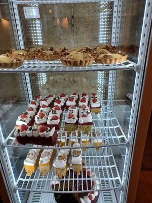 Variedad de postres at Les Demoiselles de Montpellier in Montpellier