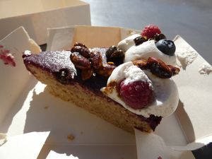 Caramelised pistachio, berries, etc. Soft and extremely tasty dough. Excellent. at Les Demoiselles de Montpellier in Montpellier