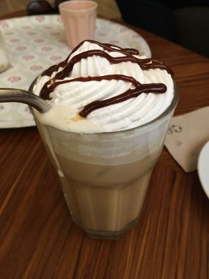 Frappé praliné avec lait de noisette et chantilly vêgétal at Les Demoiselles de Montpellier in Montpellier
