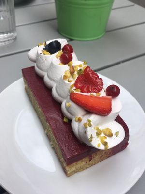 Pâtisserie fruits rouges  at Les Demoiselles de Montpellier in Montpellier