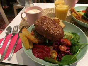 Brunch hiver : burger samade + jus ananas frais + café latte at Les Demoiselles de Montpellier in Montpellier