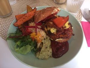 Vegan burger with patate and sweet potato chips at Les Demoiselles de Montpellier in Montpellier