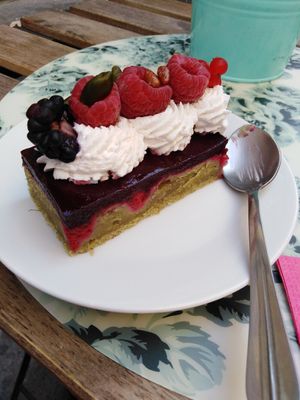 Pistachio and raspberry entremet at Les Demoiselles de Montpellier in Montpellier