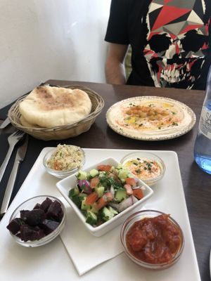 Menú  Hummus y ensalada  at Hummus in Barcelona