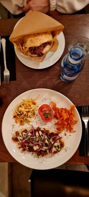 Sehr leckere vegane Gerichte!   at Hummus in Barcelona