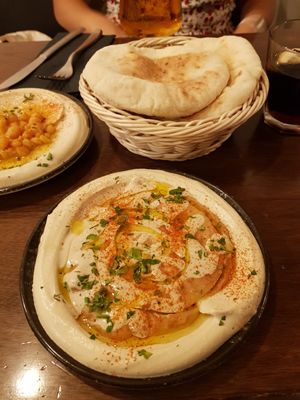 Egyptian bean hummus and pita bread at Hummus in Barcelona
