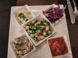 Amanida meditertània at Hummus in Barcelona