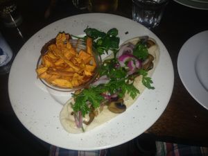 Pitta with mushrooms and carrots at Hummus in Barcelona