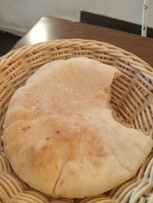 Todos los menus vienen con pita at Hummus in Barcelona