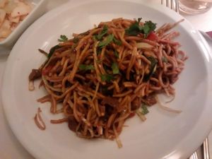 nouilles aux légumes et chunks (protéines) de soja at Pema Thang in Paris