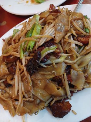 Noodles con carne barbacoa at Bodhi Kosher Vegetarian Restaurant in New York City