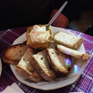 Garlic mayo and bread at Alaska Bar in Berlin