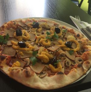 pizza royal at Veg'Art in Paris