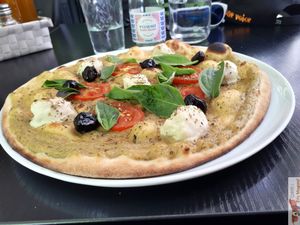 Vegan pizza at Veg'Art in Paris