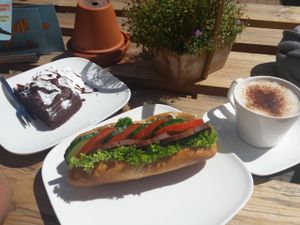 Baguette, Kuchen und Cappuccino für 7 eur at Veis in Rostock