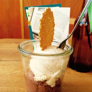 Eis, Eis, Baby. Hier: Schoko und Vanille. at Veis in Rostock