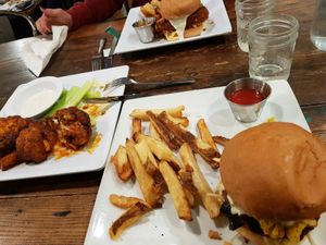 Fritos de coliflor muy picantes, si no te gusta el picante no lo pidas, hamburguesa mac daddy y chicken at VegeNation in Las Vegas