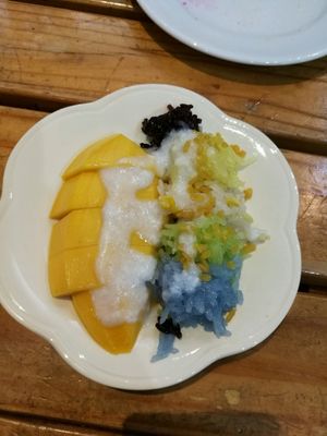 Sticky rice and mango at Baiyoke Sky Hotel Fruit Buffet in Bangkok