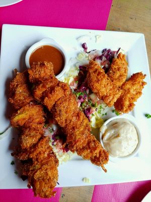 Fried vegetables for vegetarian/vegan and fried chicken for meat eater at Kick Tap'Ass in Brussels