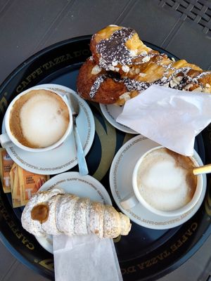 Cappuccino di soia e di mandorla+dolci at Fratelli Piermattei in Rome