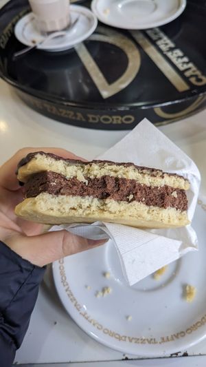 Tacco! È un sandwich di biscotto, ricoperto di cioccolato, ripieno al tartufo, con una amarena al centro! Spaziale! #Veganuary at Fratelli Piermattei in Rome