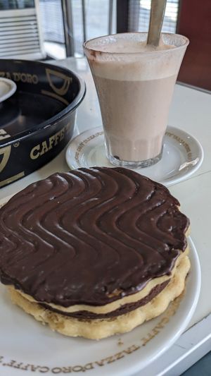 Tacco: è un sandwich di biscotto, ricoperto di cioccolato, ripieno al tartufo, con una amarena al centro! Spaziale! #Veganuary at Fratelli Piermattei in Rome