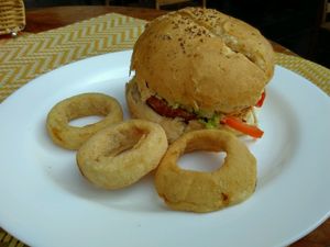 Burger de feijão fradinho at Café Oyá in Brasilia